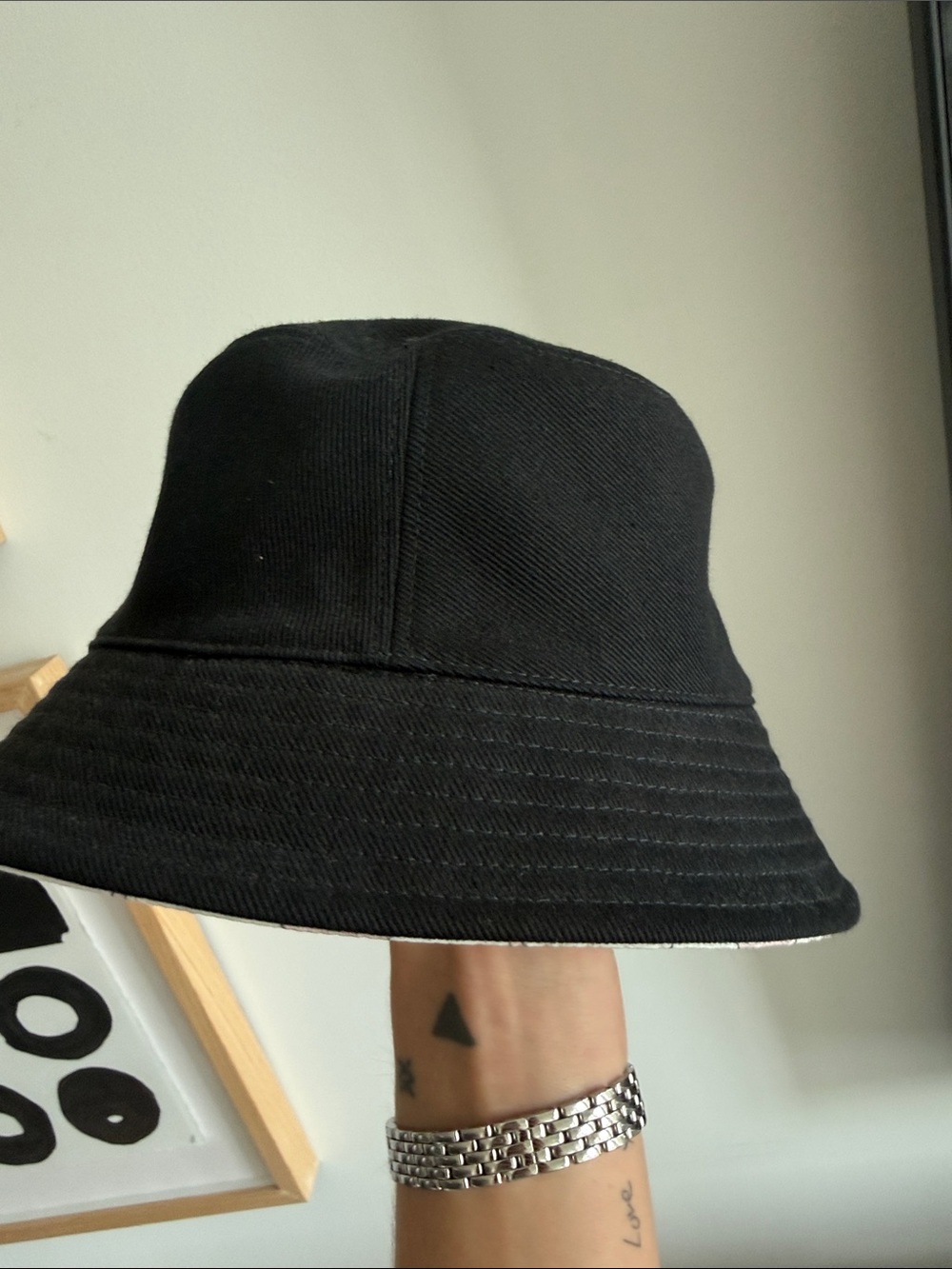 CHANEL Black Bucket Hat with sequin CC Motif - Picture 2 of 4